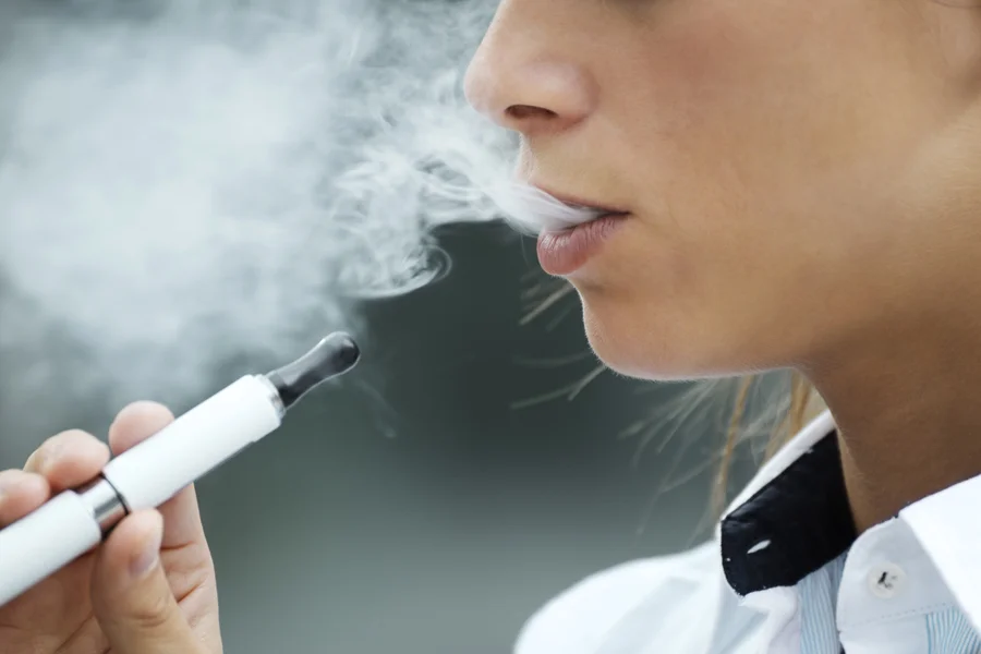 elfbar nachfüll pod läuft aus The Hidden Risks: E-Cigarettes and Your Dental Health